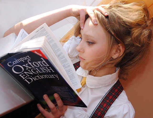 studentka s knihou